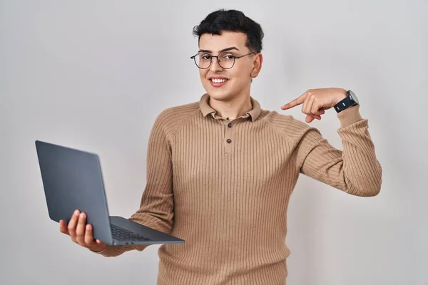 Non Binary Person Using Computer Laptop Looking Confident Smile Face — Stock Photo, Image