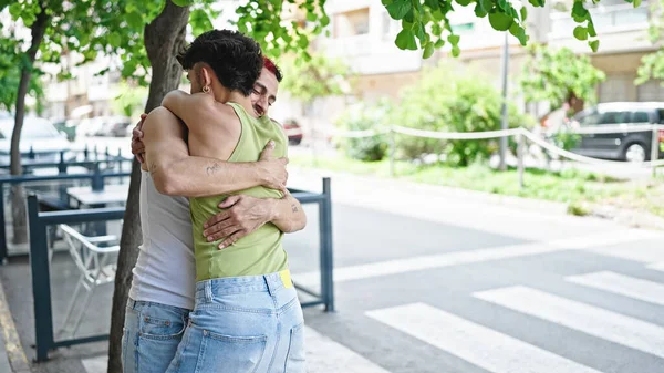Dois Homens Casal Sorrindo Confiante Abraçando Uns Aos Outros Parque — Fotografia de Stock