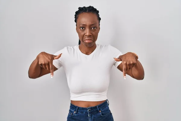 Mooie Zwarte Vrouw Staan Geïsoleerde Achtergrond Wijzen Naar Beneden Kijken — Stockfoto