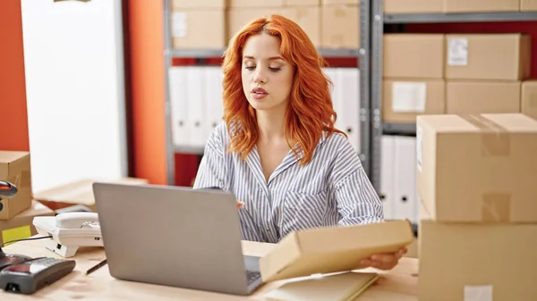Genç Kızıl Saçlı Kadın Kadını Ofiste Dizüstü Bilgisayar Paketi Kullanıyor — Stok fotoğraf