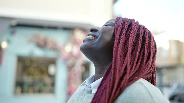 Африканская Женщина Плетеными Волосами Улыбается Уверенно Глядя Улицу — стоковое фото