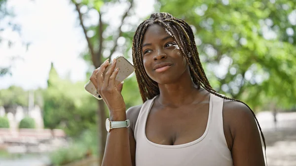 非洲裔美国妇女在公园里听语音讯息 — 图库照片