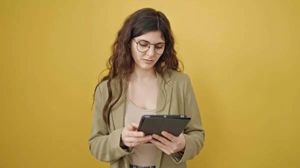 Jovem Bela Mulher Hispânica Sorrindo Confiante Usando Touchpad Sobre Fundo — Fotografia de Stock