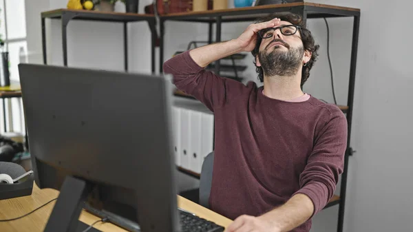 Young Hispanic Man Business Worker Stressed Using Computer Working Office — Stock Photo, Image