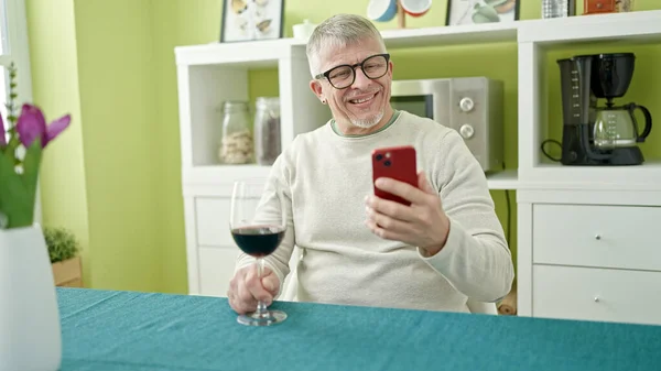 Grauhaariger Mann Mittleren Alters Trinkt Hause Mit Smartphone Ein Glas — Stockfoto
