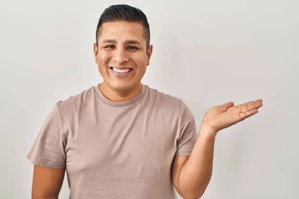 Der Hispanische Junge Mann Steht Vor Weißem Hintergrund Und Lächelt — Stockfoto