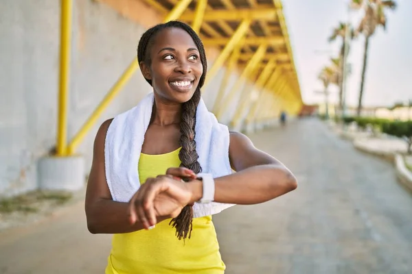 Αφροαμερικανή Γυναίκα Που Φοράει Αθλητικά Ρούχα Που Μοιάζουν Χρονόμετρο Στο — Φωτογραφία Αρχείου