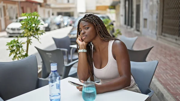 Mujer Afroamericana Usando Teléfono Inteligente Sentado Mesa Terraza Cafetería — Foto de Stock