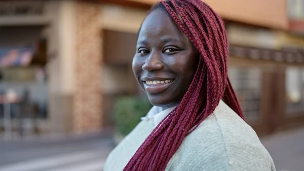 Afrikansk Kvinna Med Flätat Hår Leende Säker Gatan — Stockfoto