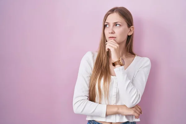 Young Caucasian Woman Standing Pink Background Thinking Worried Question Concerned — Stock Photo, Image