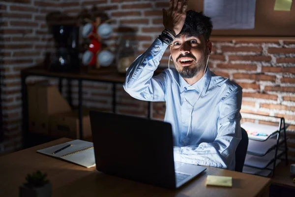 Young Hispanic Man Beard Working Office Night Surprised Hand Head — Stock Photo, Image