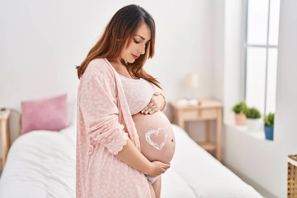 Mujer Embarazada Joven Tocando Vientre Con Símbolo Loción Del Corazón — Foto de Stock