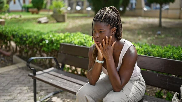 非洲裔美国女人强调要坐在公园的长椅上 — 图库照片