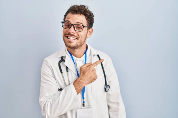 Ung Latinamerikansk Man Klädd Läkare Uniform Och Stetoskop Glad Med — Stockfoto