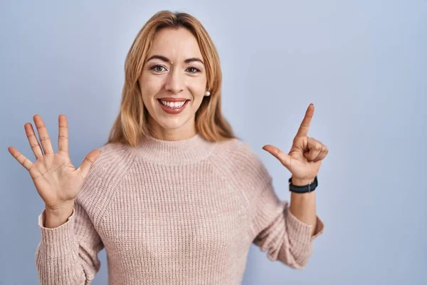 Hispanic Woman Standing Blue Background Showing Pointing Fingers Number Seven — Stock Photo, Image