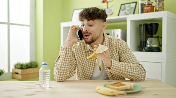 Jonge Arabier Man Ontbijten Praten Smartphone Thuis — Stockfoto