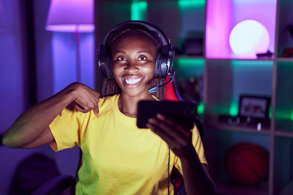 Femme Afro Américaine Jouant Des Jeux Vidéo Avec Smartphone Pointant — Photo