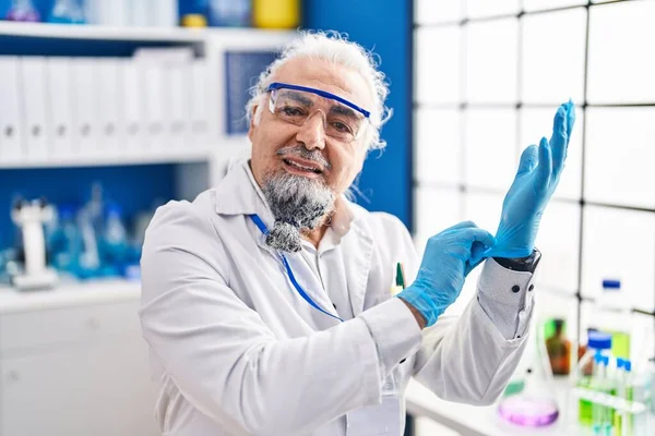 Middelbare Leeftijd Grijsharige Man Wetenschapper Glimlachend Vol Vertrouwen Handschoenen Dragen — Stockfoto