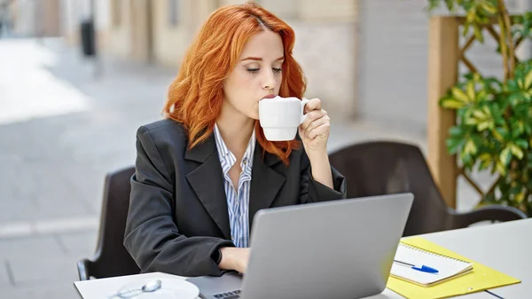 Młoda Ruda Kobieta Biznes Pracownik Pomocą Laptopa Picia Kawy Tarasie — Zdjęcie stockowe