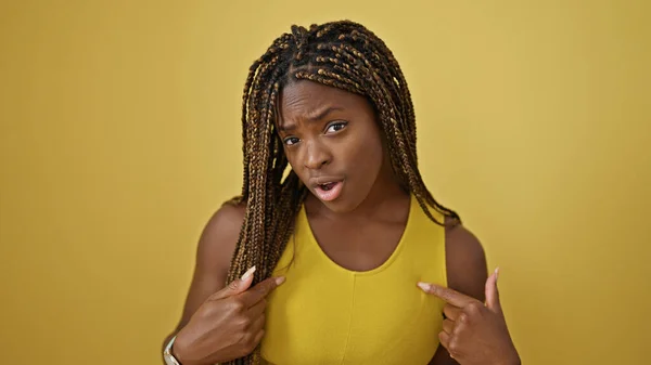Afroamerikanerin Zeigt Mit Überraschendem Gesichtsausdruck Auf Isolierten Gelben Hintergrund — Stockfoto