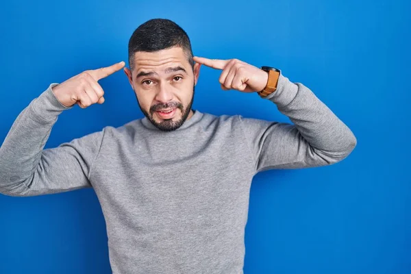 Hispanic Man Standing Blue Background Smiling Pointing Head Both Hands — Stok Foto