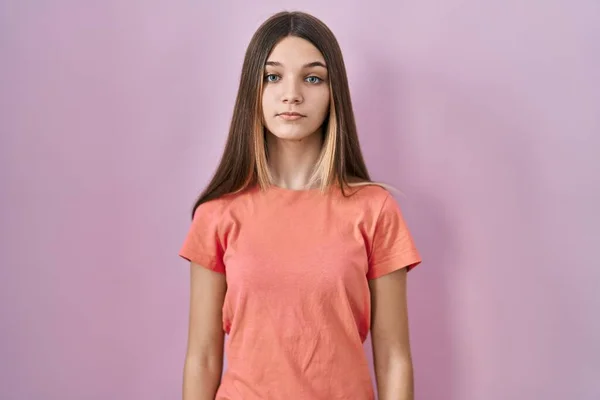 Teenager Κορίτσι Στέκεται Πάνω Από Ροζ Φόντο Χαλαρή Σοβαρή Έκφραση — Φωτογραφία Αρχείου