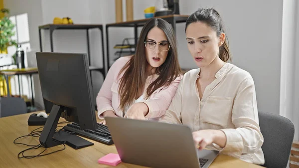 Duas Mulheres Trabalhadoras Negócios Usando Computador Laptop Trabalhando Escritório — Fotografia de Stock