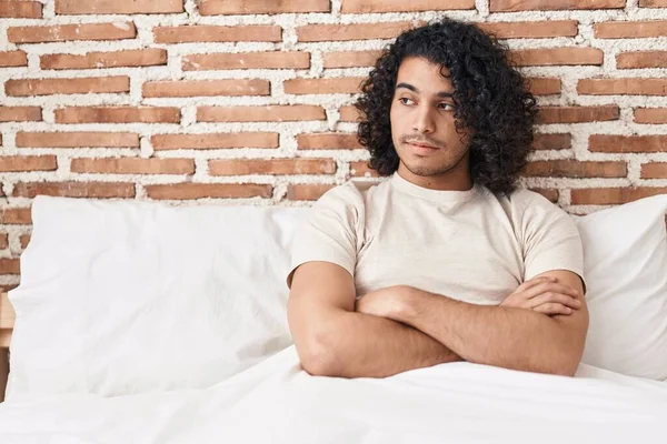 Yatak Odasında Mutsuz Bir Ifade Kollarını Kavuşturmuş Genç Latin Bir — Stok fotoğraf