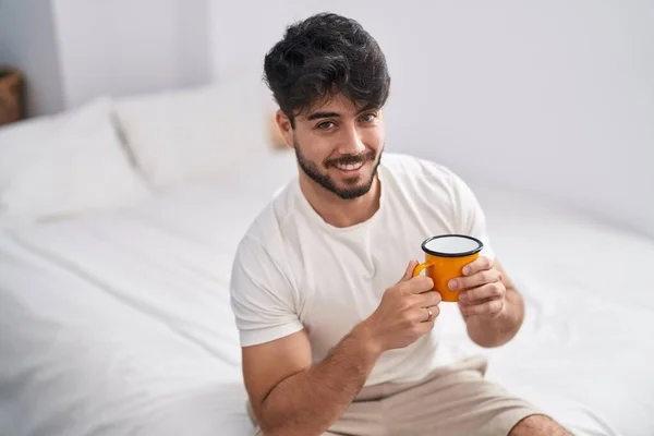 Jonge Spaanse Man Drinkt Koffie Zittend Bed Slaapkamer — Stockfoto