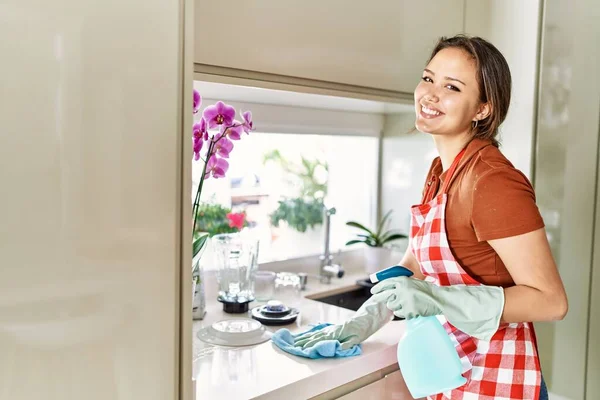 Young Beautiful Hispanic Woman Smiling Confident Cleaning Table Kitchen — Zdjęcie stockowe