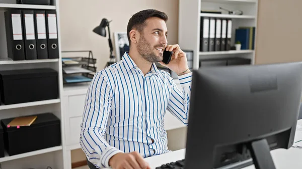 Genç Spanyol Adamı Ofiste Bilgisayar Kullanıyor Akıllı Telefondan Konuşuyor — Stok fotoğraf