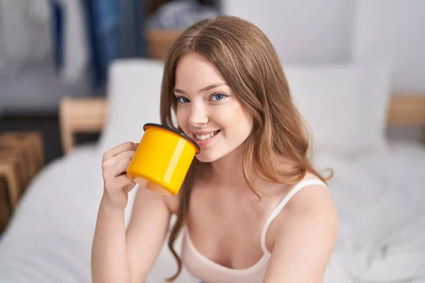 Молодая Женщина Пьет Чашку Кофе Сидя Кровати Спальне — стоковое фото