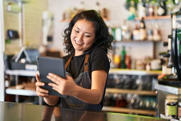 年轻的中国女服务员在餐馆用触摸板自信地微笑着 — 图库照片