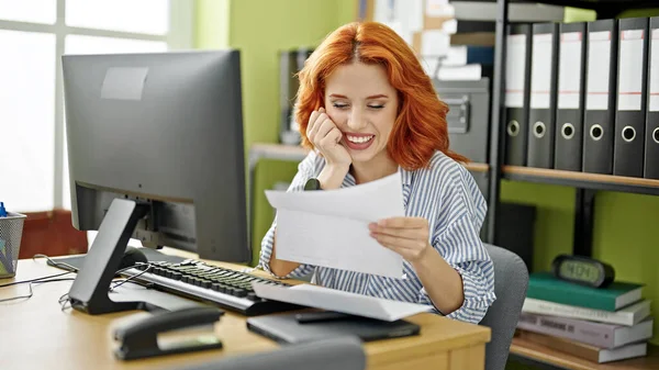 若い赤毛女性ビジネスワーカー オフィスの勝者表現のコンピュータ読書手紙を使用して — ストック写真