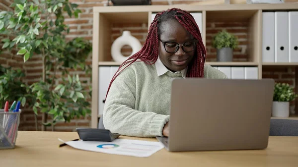 Африканская Женщина Плетеными Волосами Работает Помощью Ноутбука Калькулятора Офисе — стоковое фото