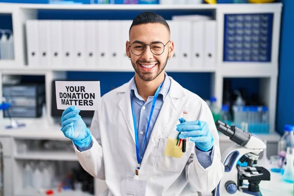 Ung Latinamerikan Man Arbetar Forskare Laboratorium Hålla Din Donation Frågor — Stockfoto