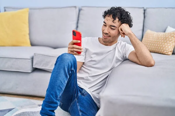 Junger Hispanischer Mann Sitzt Mit Smartphone Hause Auf Dem Boden — Stockfoto