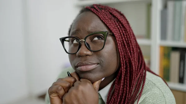Afrikansk Kvinna Med Flätat Hår Tänker Universitetsbiblioteket — Stockfoto
