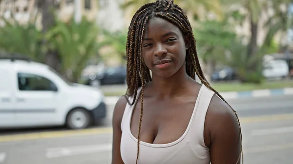 Afrikaans Amerikaanse Vrouw Staan Met Ernstige Uitdrukking Straat — Stockfoto