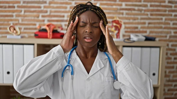 Afroamerikanerin Leidet Unter Kopfschmerzen Der Klinik — Stockfoto