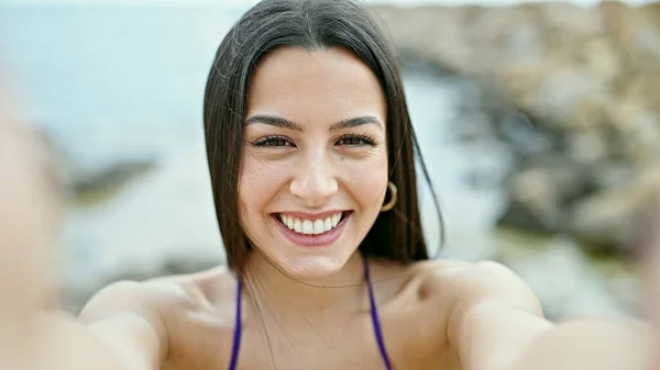Young Beautiful Hispanic Woman Tourist Make Selfie Camera Kissing Seaside — Stock Photo, Image