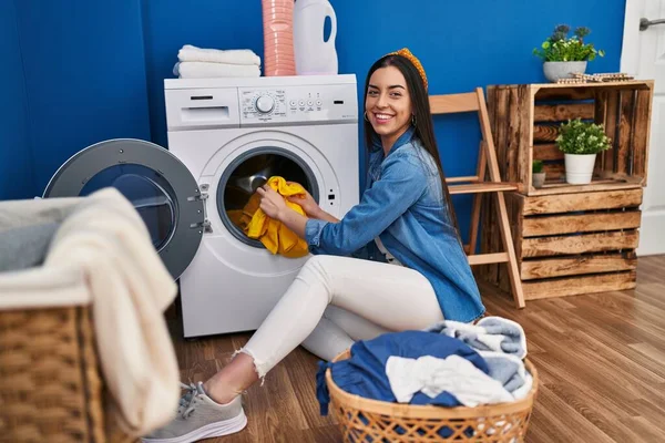 Wanita Cantik Hispanik Tersenyum Yakin Mencuci Pakaian Ruang Cuci — Stok Foto