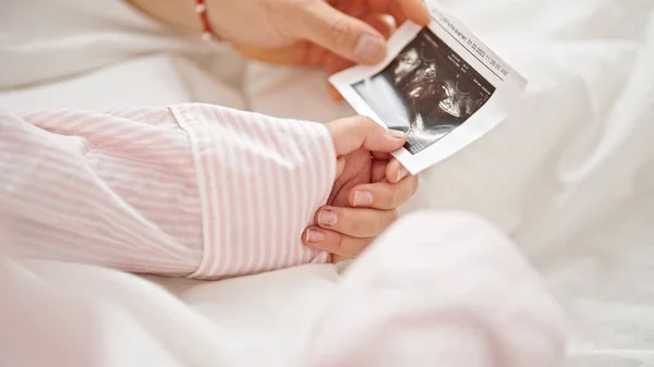 Muž Žena Pár Drží Ultrazvuk Dítě Obrázek Ložnici — Stock fotografie