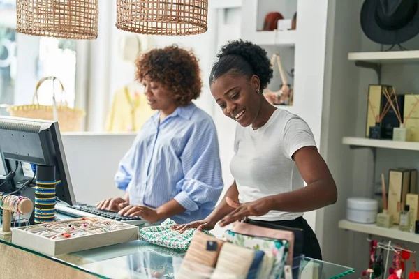 African American Women Shop Assistants Smiling Confident Working Clothing Store — Stock Photo, Image