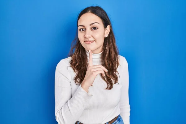 Young Hispanic Woman Standing Blue Background Thinking Concentrated Doubt Finger — Stock Photo, Image