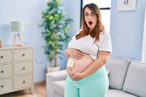 怀孕妇女期待着一个婴儿 对性爱感到害怕 对惊讶 惊讶的表情 恐惧和兴奋的脸感到震惊 — 图库照片