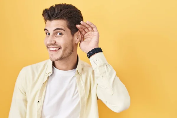 Young Hispanic Man Standing Yellow Background Smiling Hand Ear Listening — Photo