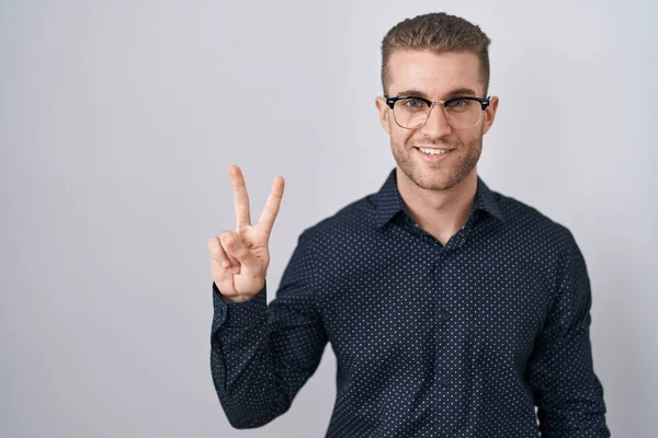 Young Caucasian Man Standing Isolated Background Showing Pointing Fingers Number — Stock Photo, Image