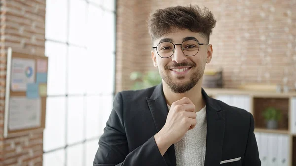 Молодий Арабський Чоловік Бізнесмен Посміхається Впевнено Стоячи Офісі — стокове фото
