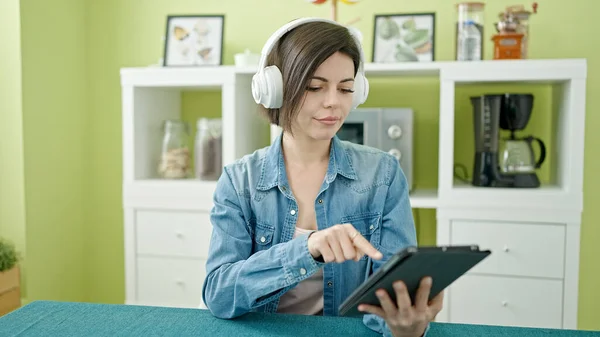 Jeune Femme Caucasienne Utilisant Touchpad Écouteurs Assis Sur Table Maison — Photo